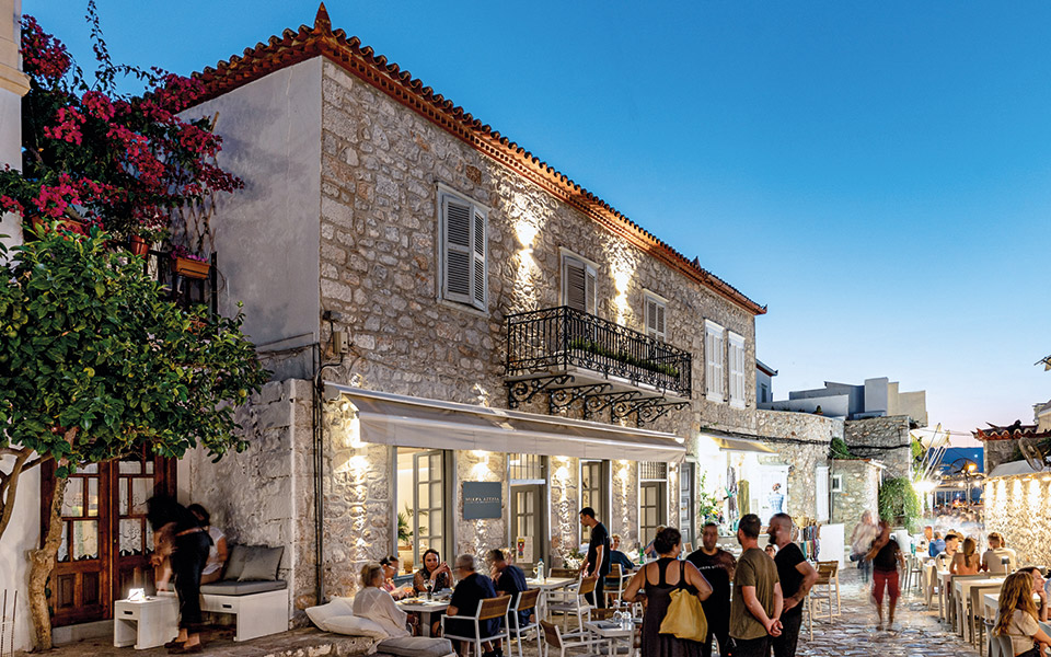 για-φαγητό-στην-μικρά-αγγλία-της-ύδρας-562035061