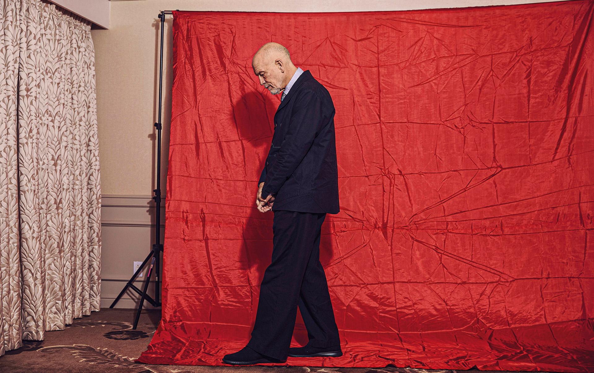 ο-john-malkovich-μιλάει-στο-κ-λίγο-πριν-την-παράσ-562062592