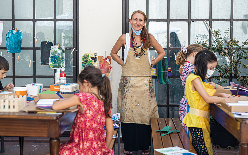 τα-χρώματα-της-εικονογράφου-ίριδας-σα-562031308