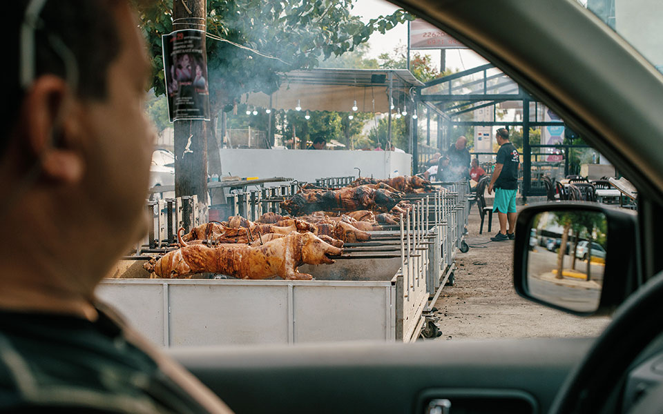 θήβα-μύηση-στο-έθιμο-της-γουρουνοπούλ-562035109