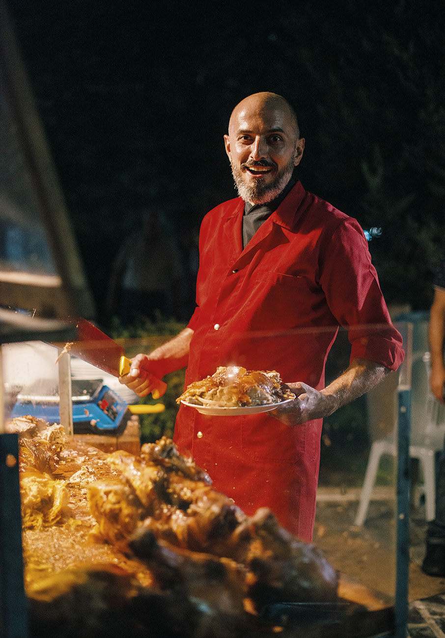 Θήβα: Μύηση στο έθιμο της γουρουνοπούλας-4