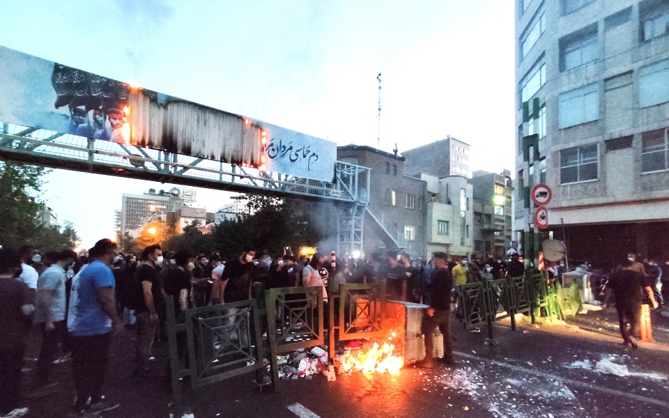 Το Ιράν «φλέγεται»: 17 νεκροί, μαζικές διαδηλώσεις και μπλακ άουτ στα social media-1