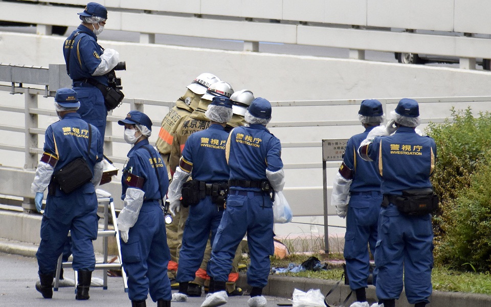 ιαπωνία-αυτοπυρπόληση-άνδρα-κοντά-στ-562053826