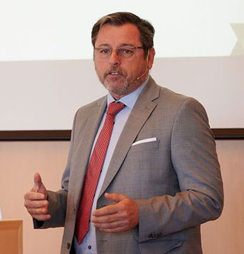 Δρ Βάλτερ Πος στην «Κ»: Στο φως η «μισογυνική φύση» του ιρανικού καθεστώτος-1