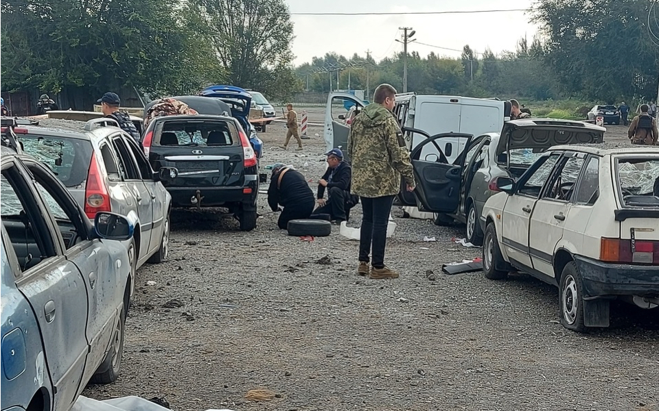 Ζαπορίζια: Τουλάχιστον 23 άμαχοι νεκροί «από ρωσικό πλήγμα» (εικόνες)-4