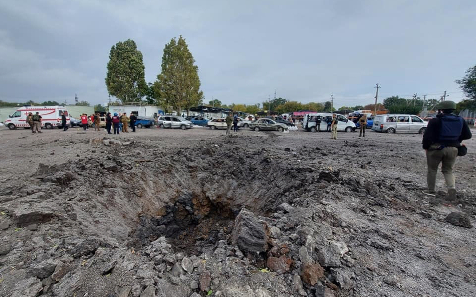 Ζαπορίζια: Τουλάχιστον 23 άμαχοι νεκροί «από ρωσικό πλήγμα» (εικόνες)-3