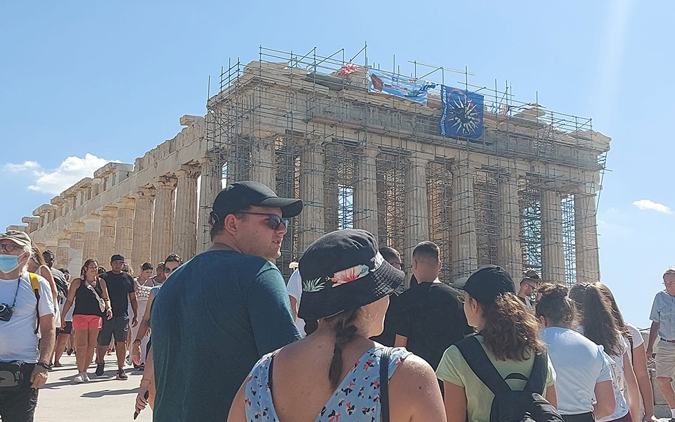 Άνδρας ανέβηκε στον Παρθενώνα και κρέμασε σημαίες-2