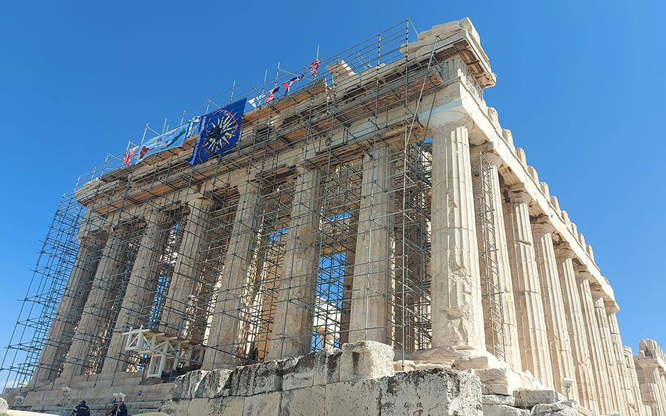 Άνδρας ανέβηκε στον Παρθενώνα και κρέμασε σημαίες-1