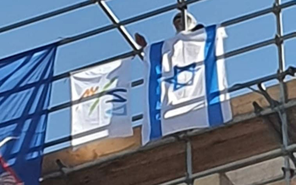 άνδρας-ανέβηκε-στον-παρθενώνα-και-κρέ-562038874