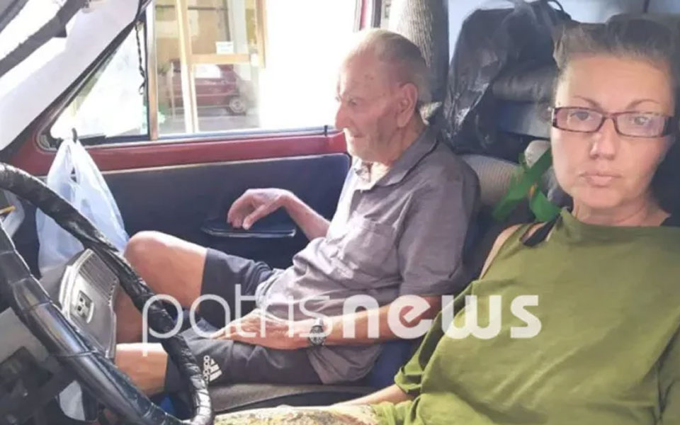 αμαλιάδα-πατέρας-και-κόρη-ζουν-στο-αυτ-562062238