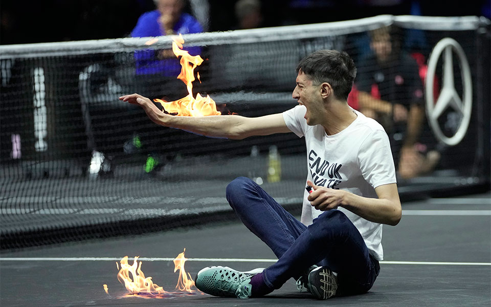 laver-cup-διαδηλωτής-έβαλε-φωτιά-στο-χέρι-του-562059058