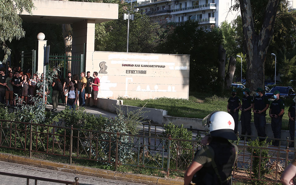 Πανεπιστημιακή Αστυνομία: Πρώτη εμφάνιση στην Πανεπιστημιούπολη Ζωγράφου – Συγκέντρωση φοιτητών-3