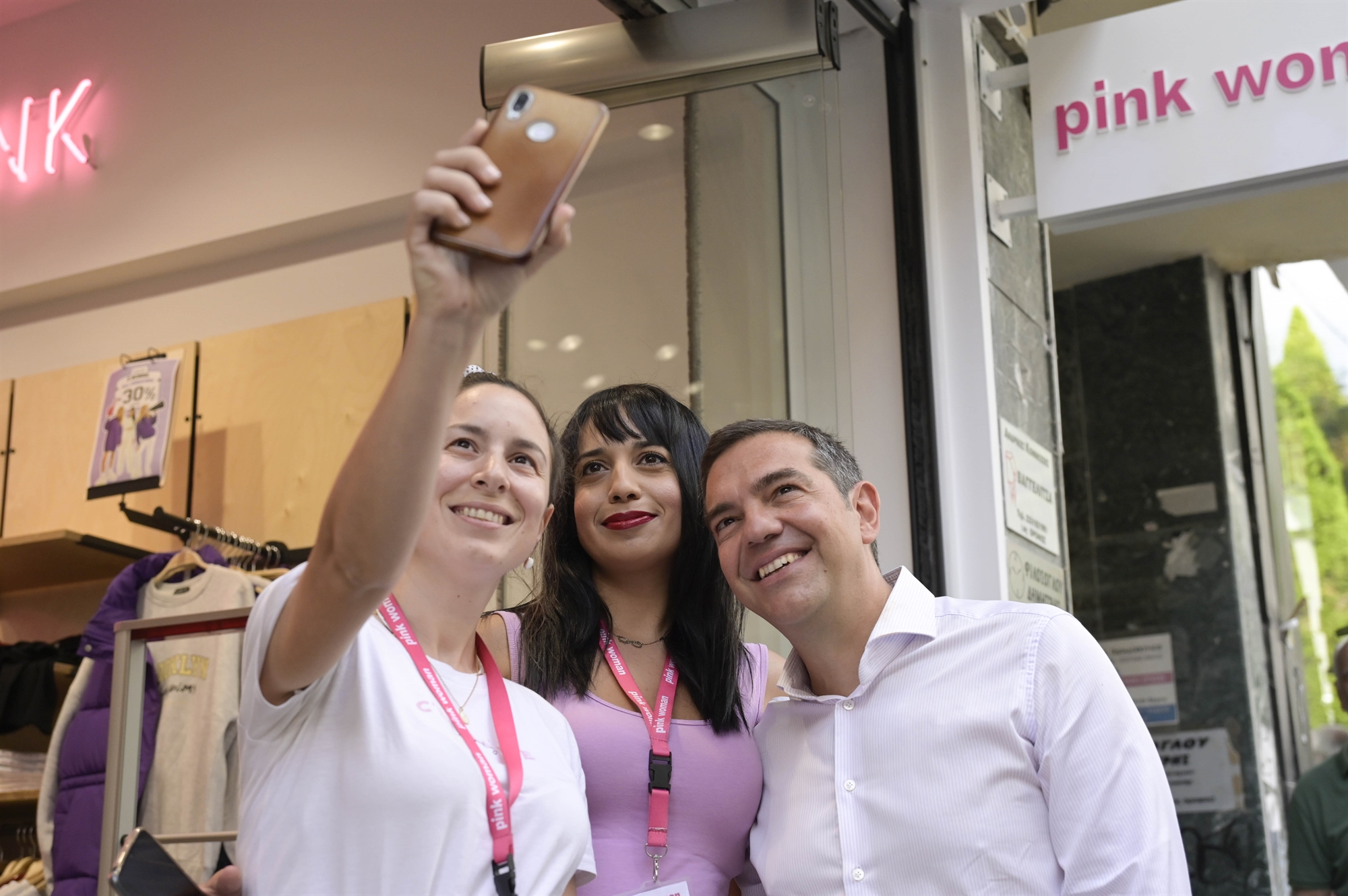 ψάχνει-και-στα-γκάλοπ-να-βρει-αντιδεξι-562036951