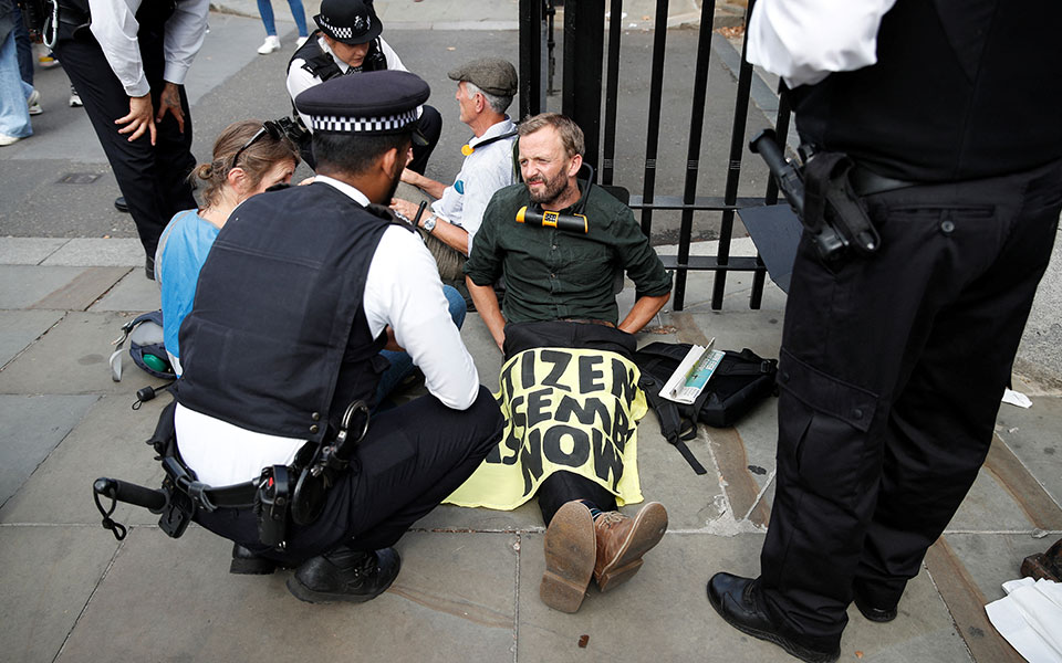 Βρετανία: Μέλη της Extinction Rebellion μπήκαν στη Βουλή των Κοινοτήτων – 6 συλλήψεις-3