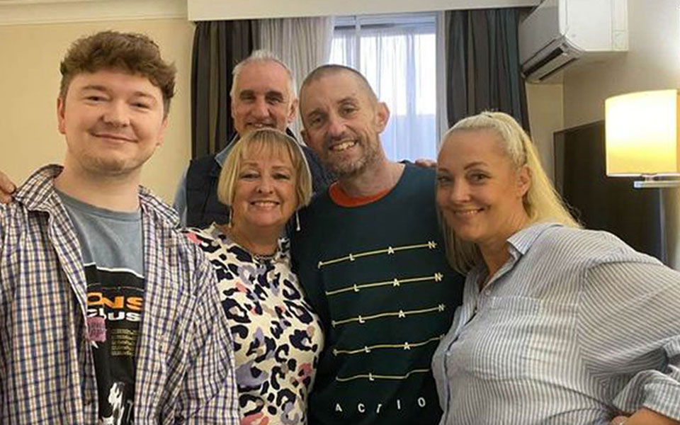 Βρετανία: Επέστρεψαν οι πέντε αιχμάλωτοι πολέμου που απελευθερώθηκαν από τις ρωσικές δυνάμεις-1