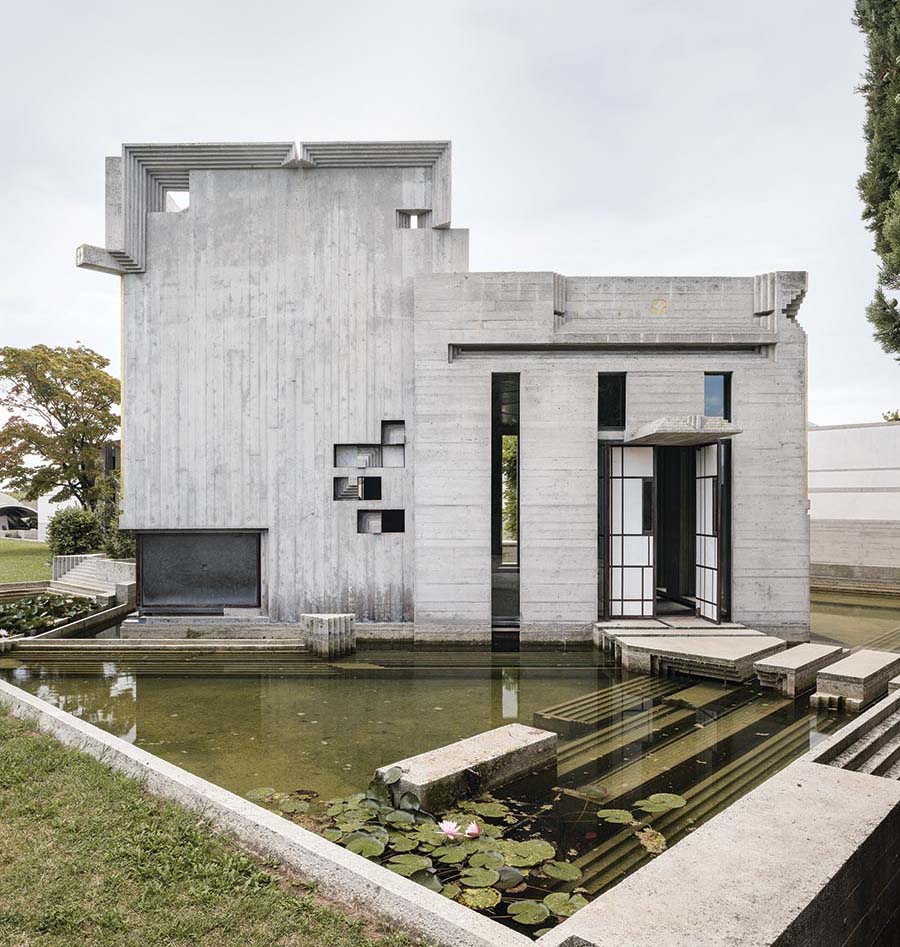 εν-τόπω-χλοερώ-και-φουτουριστικό-562060810