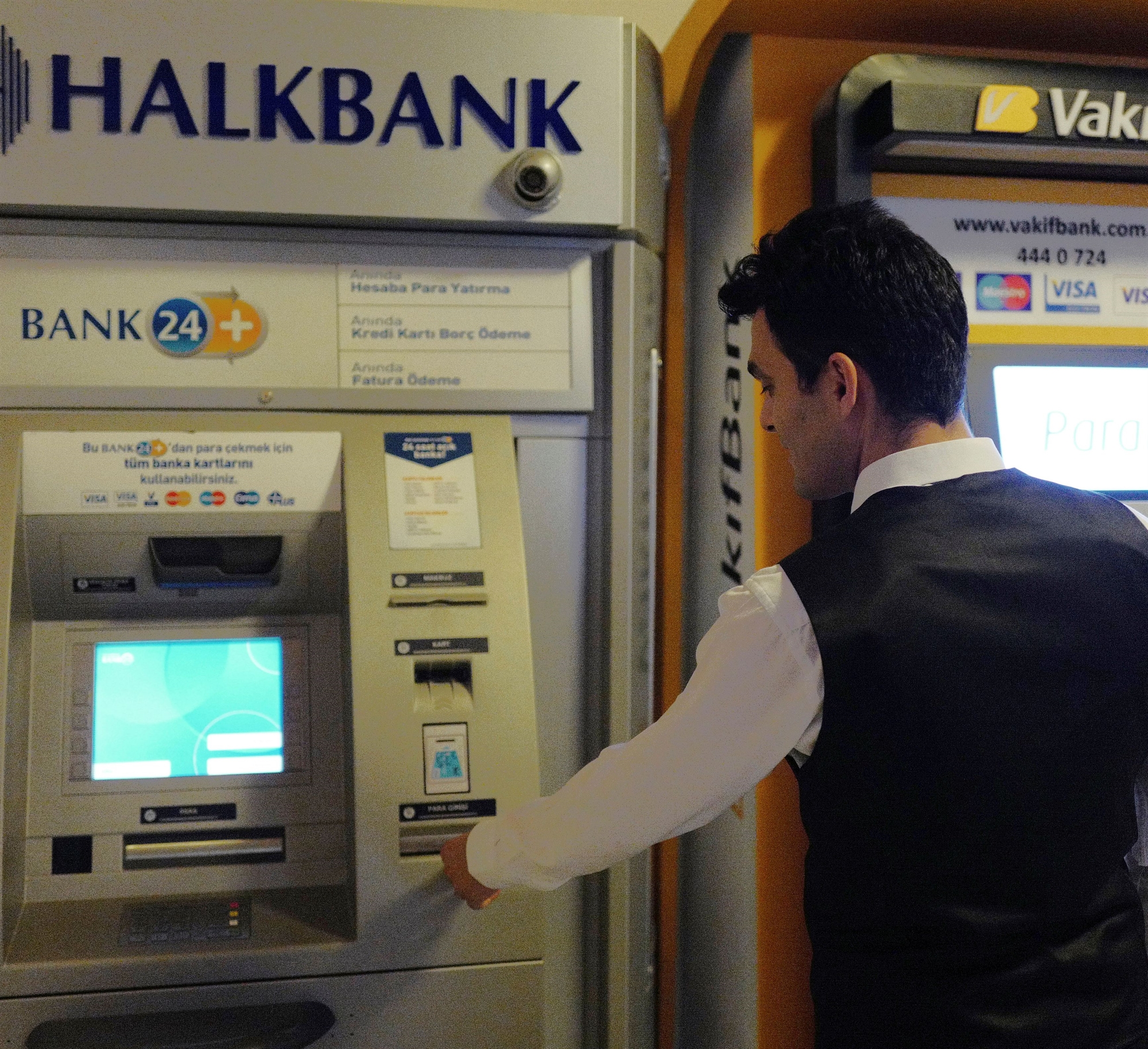 τρεις-κρατικές-τράπεζες-της-τουρκίας-562067314