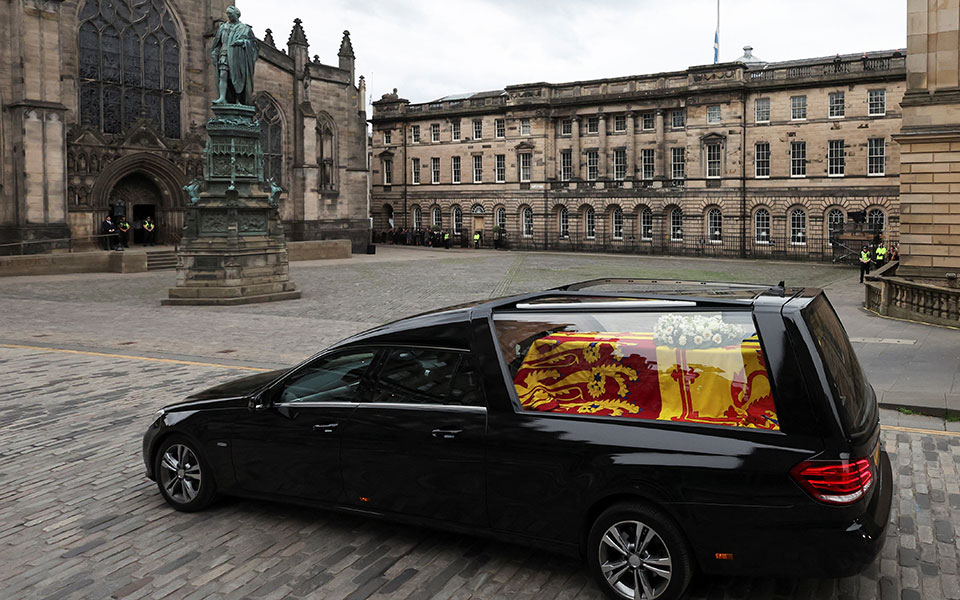 βασίλισσα-ελισάβετ-στο-παλάτι-του-χόλ-562039090