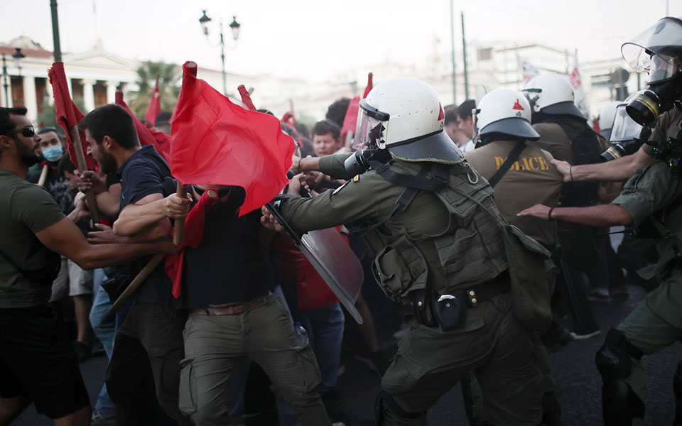 Πανεπιστημιακή Αστυνομία: Ένταση και χημικά στο συλλαλητήριο στα Προπύλαια-2