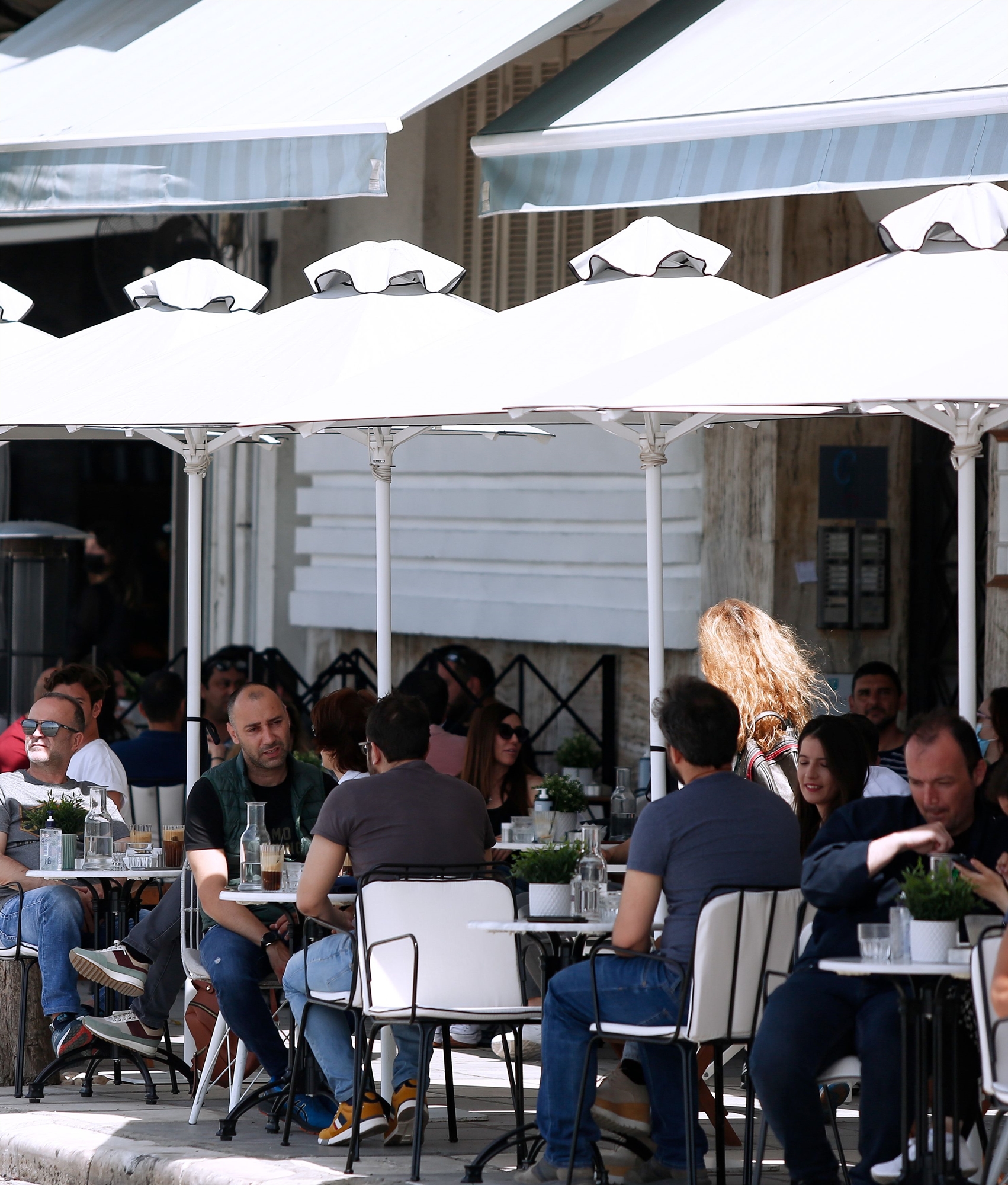 οι-ελληνες-κόβουν-τον-καφέ-εκτός-σπιτι-562070956