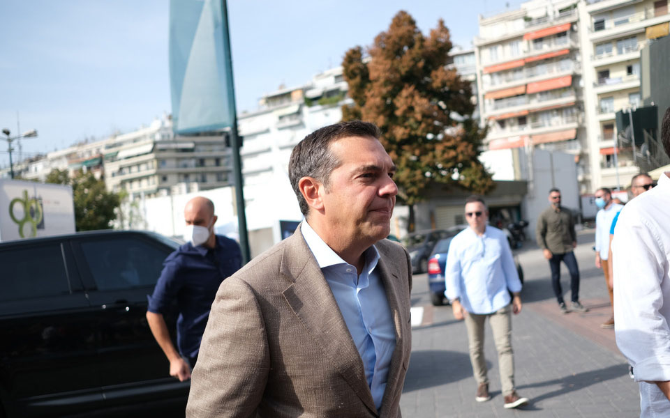 live-η-συνέντευξη-τύπου-του-αλέξη-τσίπρα-σ-562049356