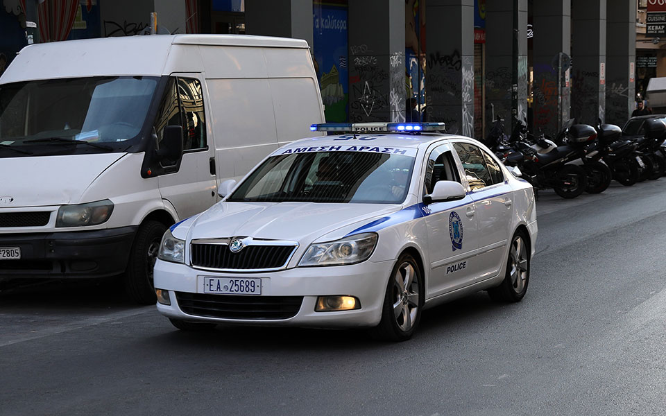 άνδρας-απειλεί-ότι-θα-αυτοκτονήσει-στ-562052401