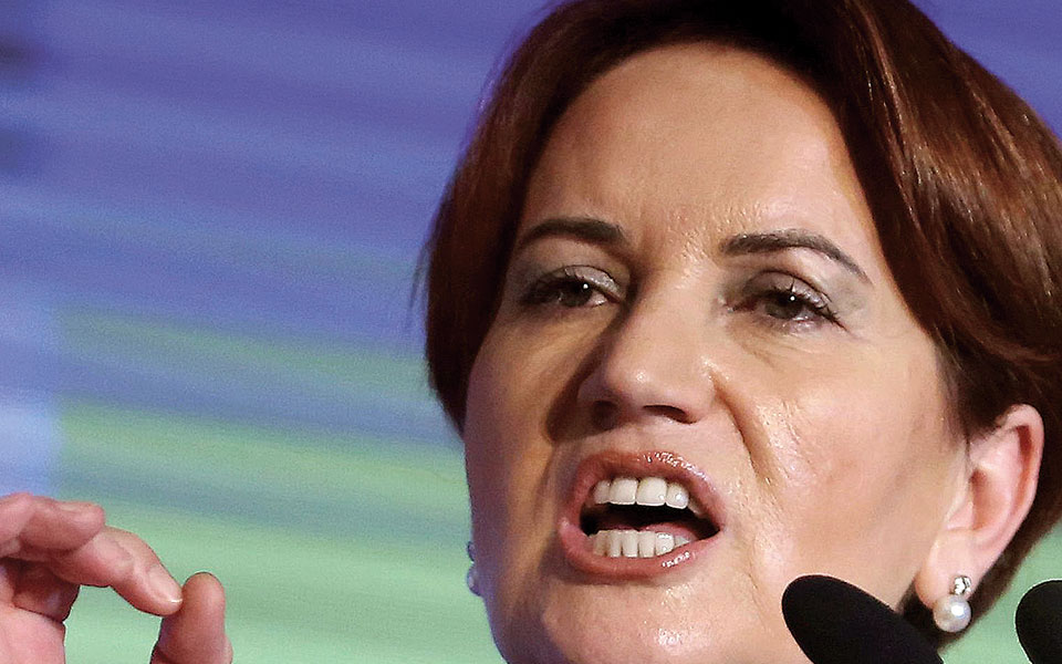 ξενοφοβική-πλειοδοσία-στην-τουρκία-562037965