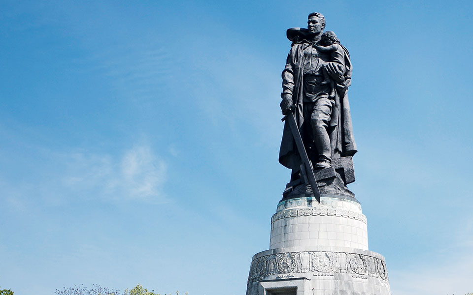 τα-σοβιετικά-μνημεία-του-βερολίνου-στ-562054285