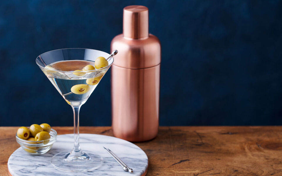 ένα-dry-martini-για-το-φθινόπωρο-και-δύο-διάσημε-562070281