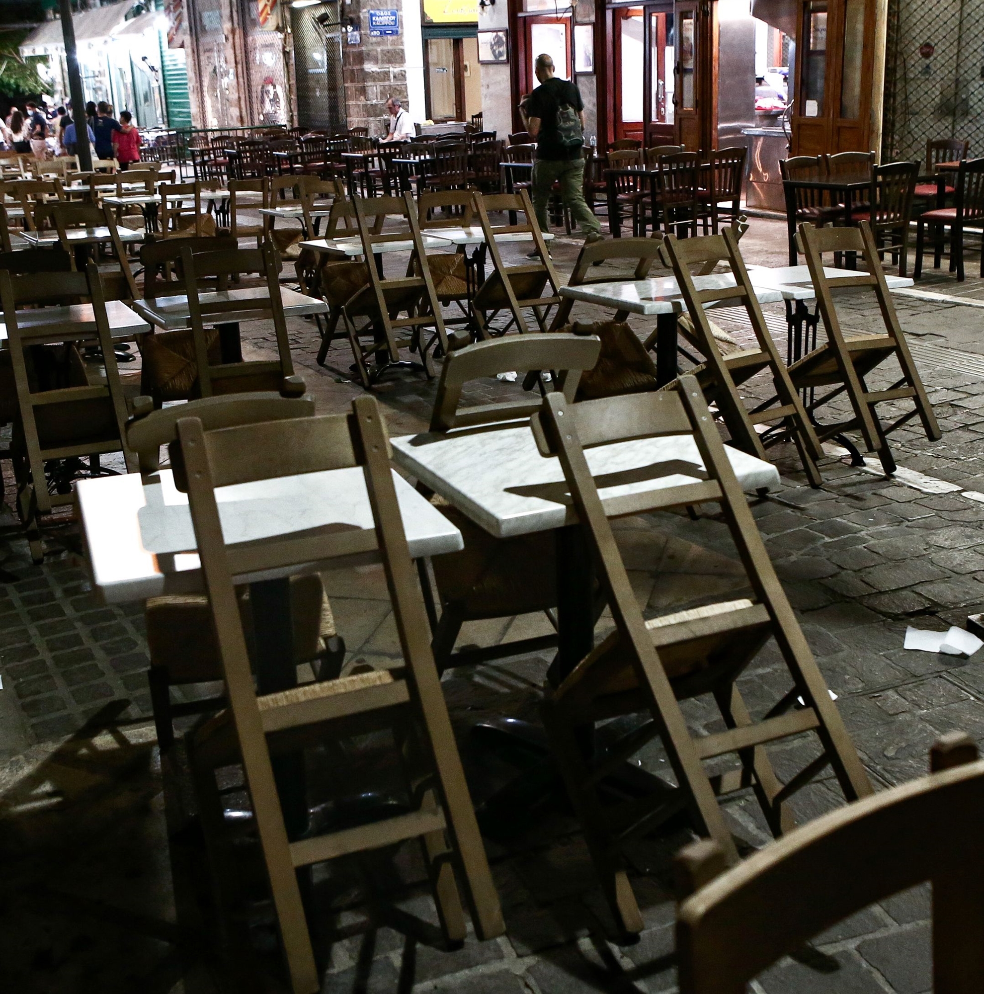 Θα μείνουν έξω τα τραπεζάκια του lockdown;-1