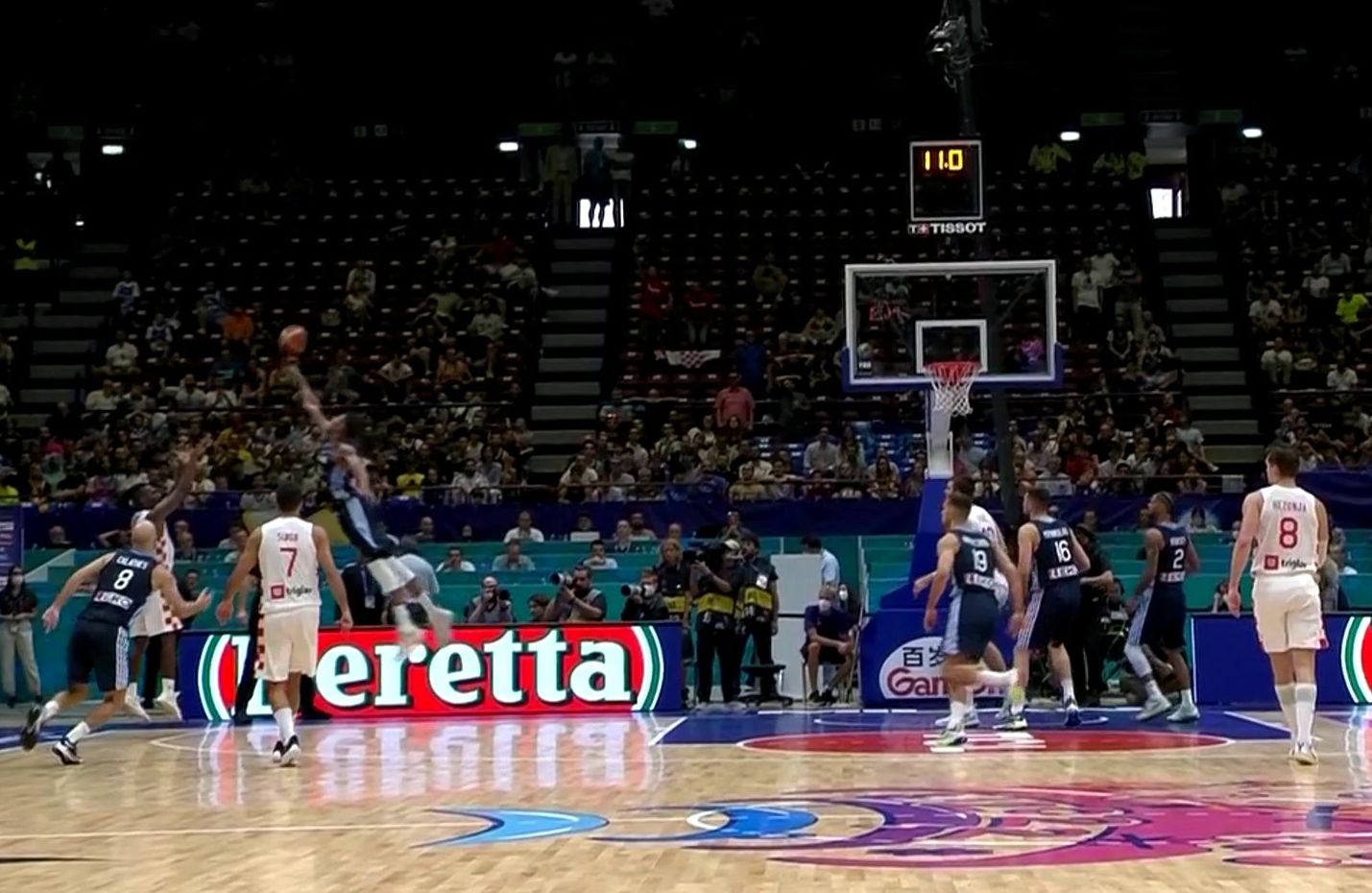 Ενα δευτερόλεπτο είναι πολύς χρόνος για τον Γιάννη Αντετοκούνμπο-1