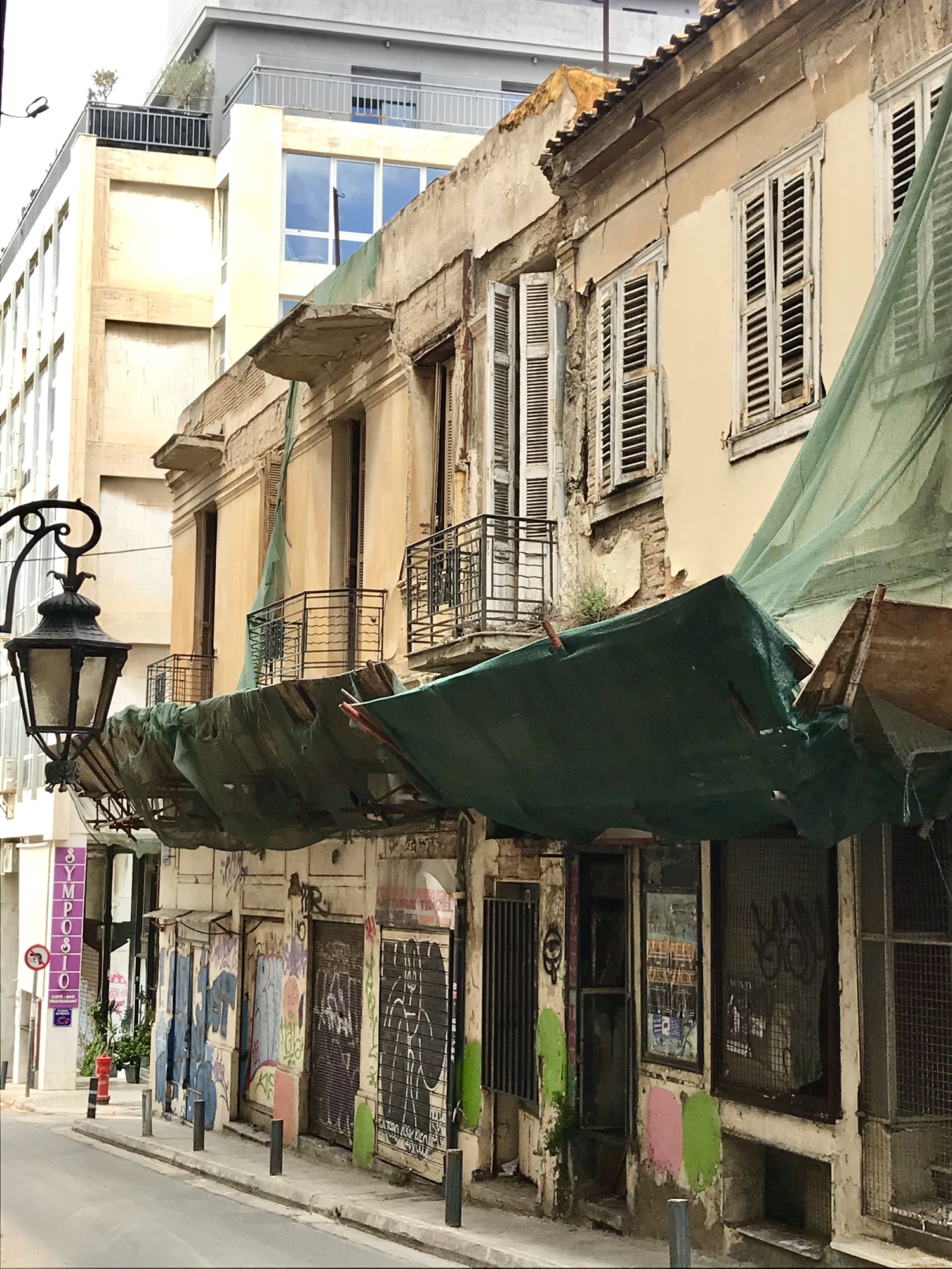 τα-δύο-ερειπωμένα-σπίτια-της-οδού-απόλ-562037704