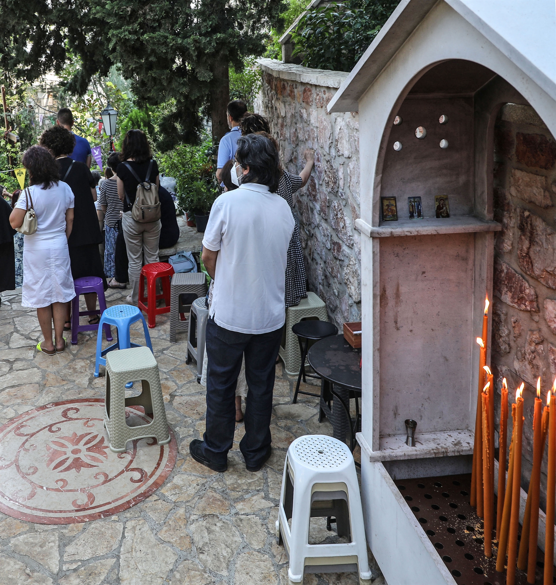 ιερές-κόντρες-πυροδοτούν-τα-θαύματα-562057186