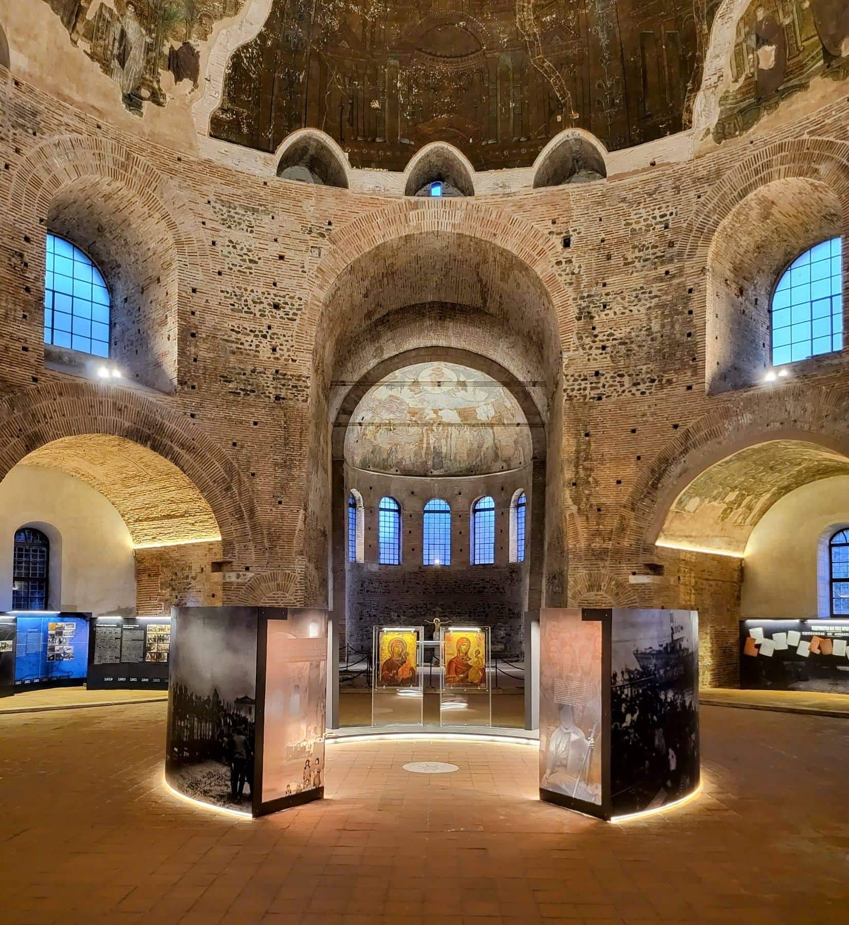 Οίκοι του Θεού, οίκοι ανθρώπων-1