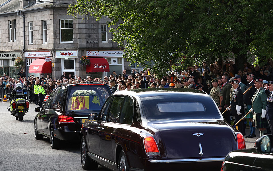 Βασίλισσα Ελισάβετ: Ξεκίνησε η μεταφορά της σορού στο Εδιμβούργο (βίντεο)-1
