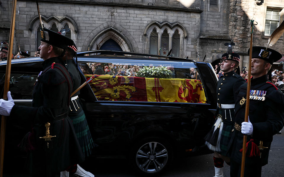 Βασίλισσα Ελισάβετ: Σε λαϊκό προσκύνημα στο Εδιμβούργο η σορός της-7