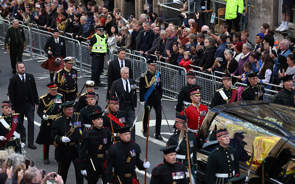 Βασίλισσα Ελισάβετ: Σε λαϊκό προσκύνημα στο Εδιμβούργο η σορός της-8