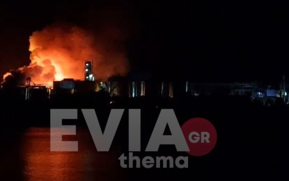 πυρκαγιά-σε-αποθήκη-εργοστασίου-στην-562027576