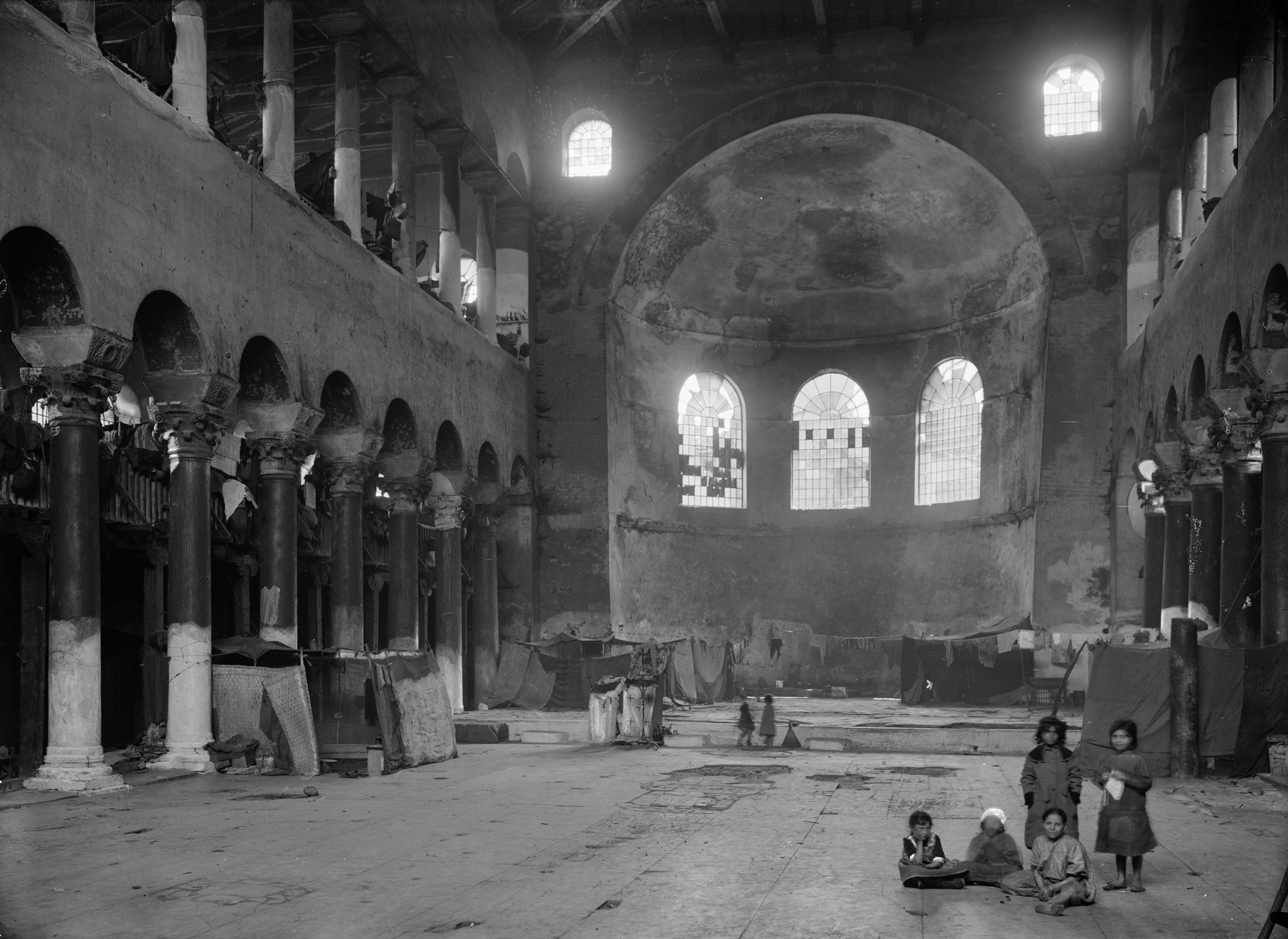 οίκοι-του-θεού-οίκοι-ανθρώπων-562036348