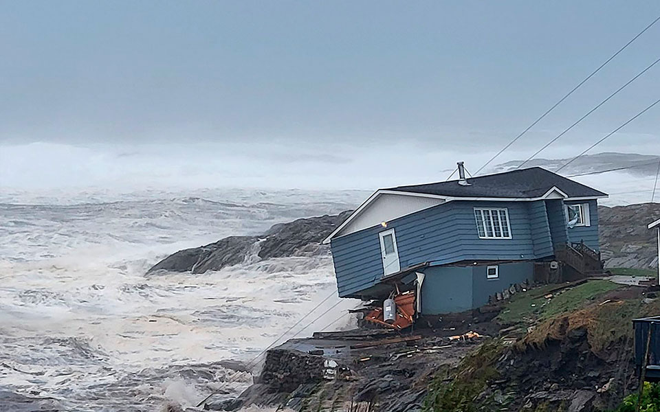 ο-κυκλώνας-φιόνα-σαρώνει-και-τις-ακτ-562061914