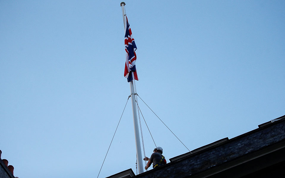 Βασίλισσα Ελισάβετ: Μεσίστια η σημαία στα Ανάκτορα του Μπάκιγχαμ-1