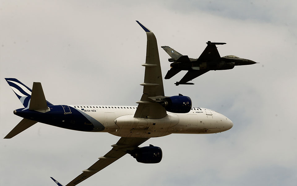 διέλευση-αεροσκαφών-πάνω-από-την-ακρό-562044889