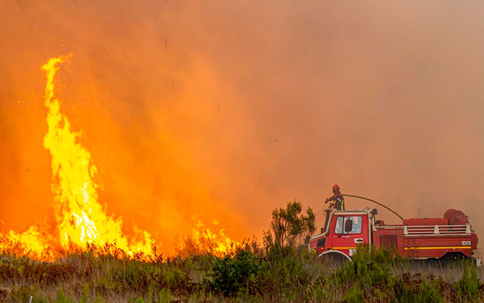 γαλλία-υπό-έλεγχο-η-δασική-πυρκαγιά-στ-562044844