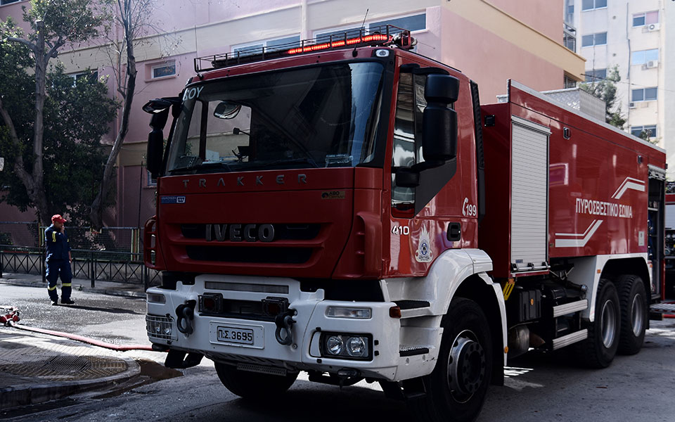 υπό-μερικό-έλεγχο-η-φωτιά-στο-κορωπί-562031566