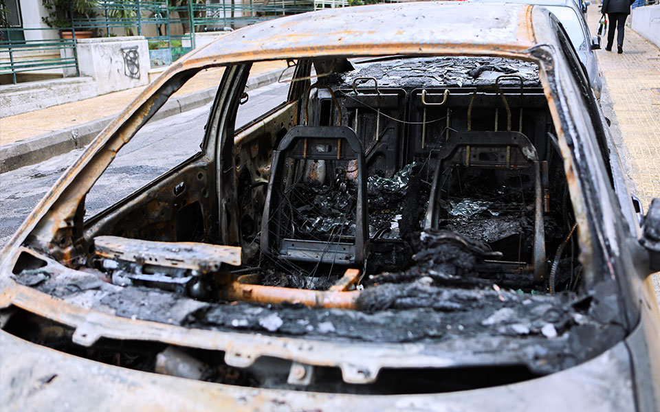 θεσσαλονίκη-αυτοκίνητο-πήρε-φωτιά-εν-562042990