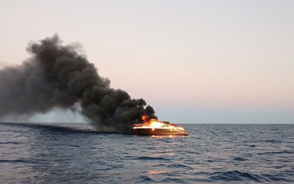 κεφαλονιά-σκάφος-τυλίχτηκε-στις-φλόγ-562045165