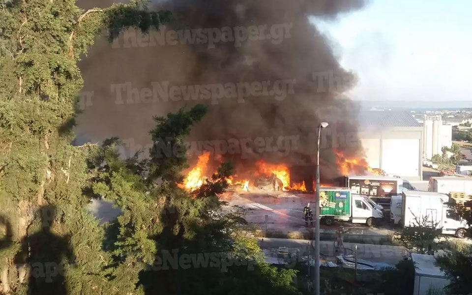 βόλος-σε-εξέλιξη-φωτιά-σε-βιομηχανική-562061590