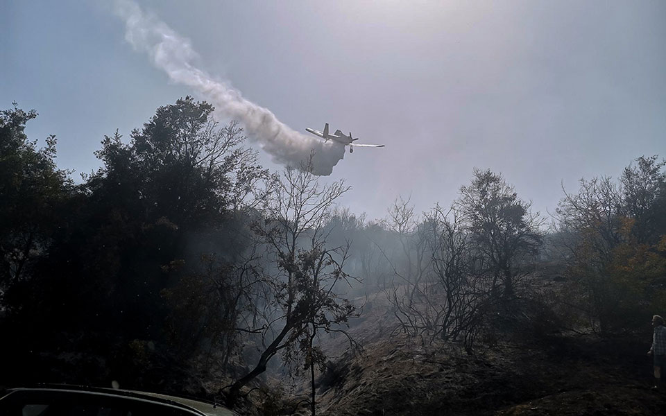 υπό-έλεγχο-η-πυρκαγιά-στο-πετροχώρι-με-562054837