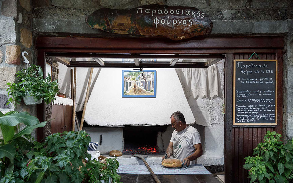 ένας-παραδοσιακός-φούρνος-διατηρητ-562050151