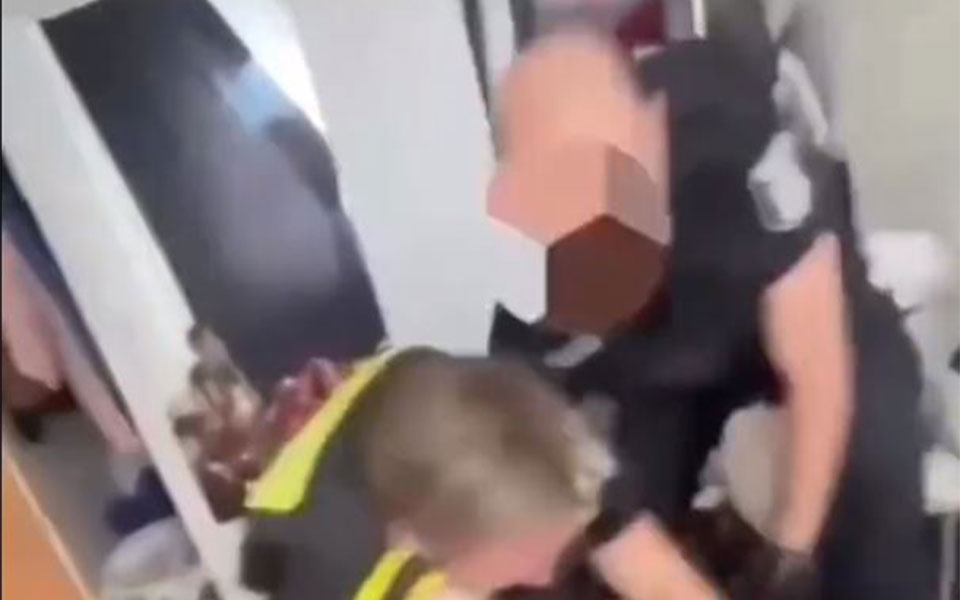 γερμανία-βίαιη-σύλληψη-σύρου-μπροστά-562045207